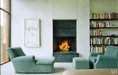 
                    
                        Confortável, quentinho e cheio de livros. :: AD fireplace #home #decor #interior
                    
                