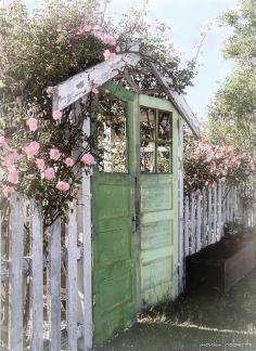 
                    
                        DIY Up-Cycled Garden Gates • ideas and tutorials! • Old vintage doors!
                    
                