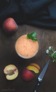 Daiquiri pêche et grenade - Fresh Peach and Pomegranate Daiquiri - this frozen cocktail may be my most favorite yet! | @tasteLUVnourish on TasteLoveAndNourish.com #ad #PAMACelebrateSummer
