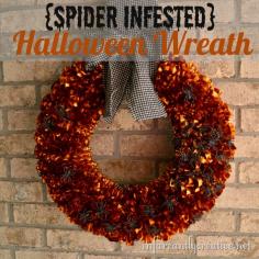 Spooky Halloween wreath infested with spiders. #Halloween #spider #wreath